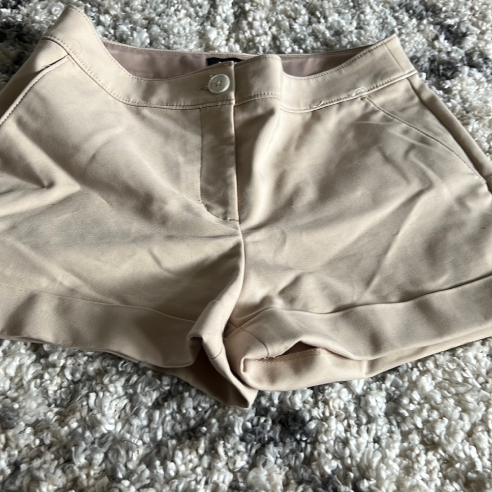 Express beige shorts